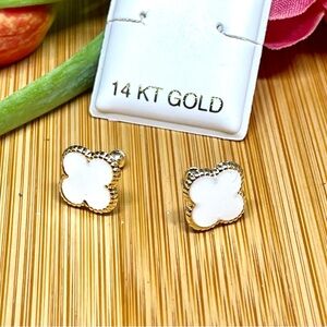 Solid Yellow Gold 14 Karat Clover 10x10 Earring
100 %Pure 14 karat Gold